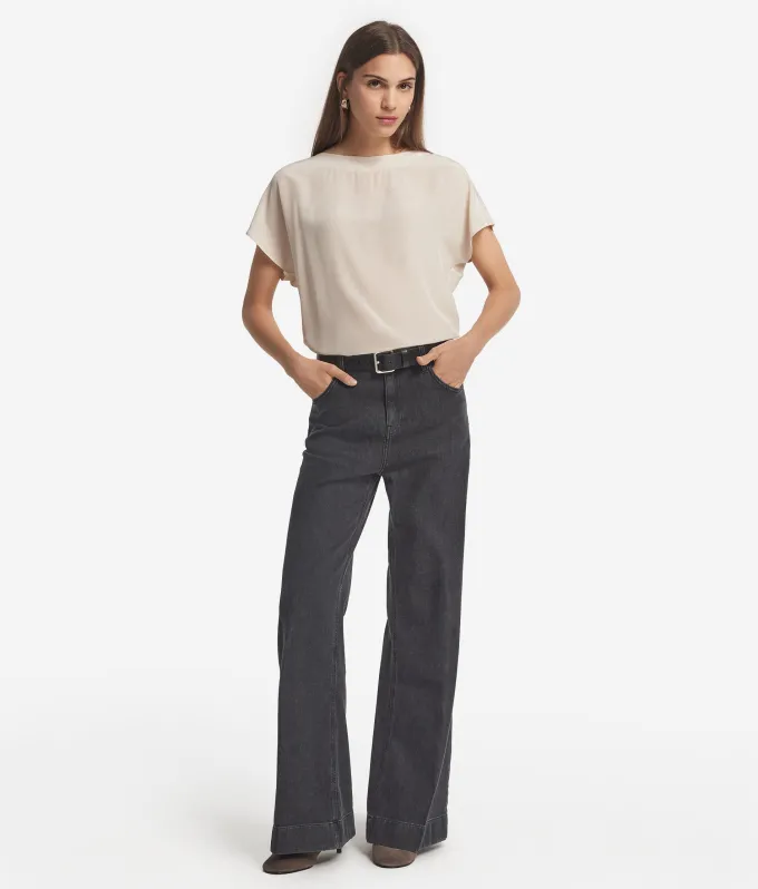 T-shirt con scollo a barchetta in seta e modal